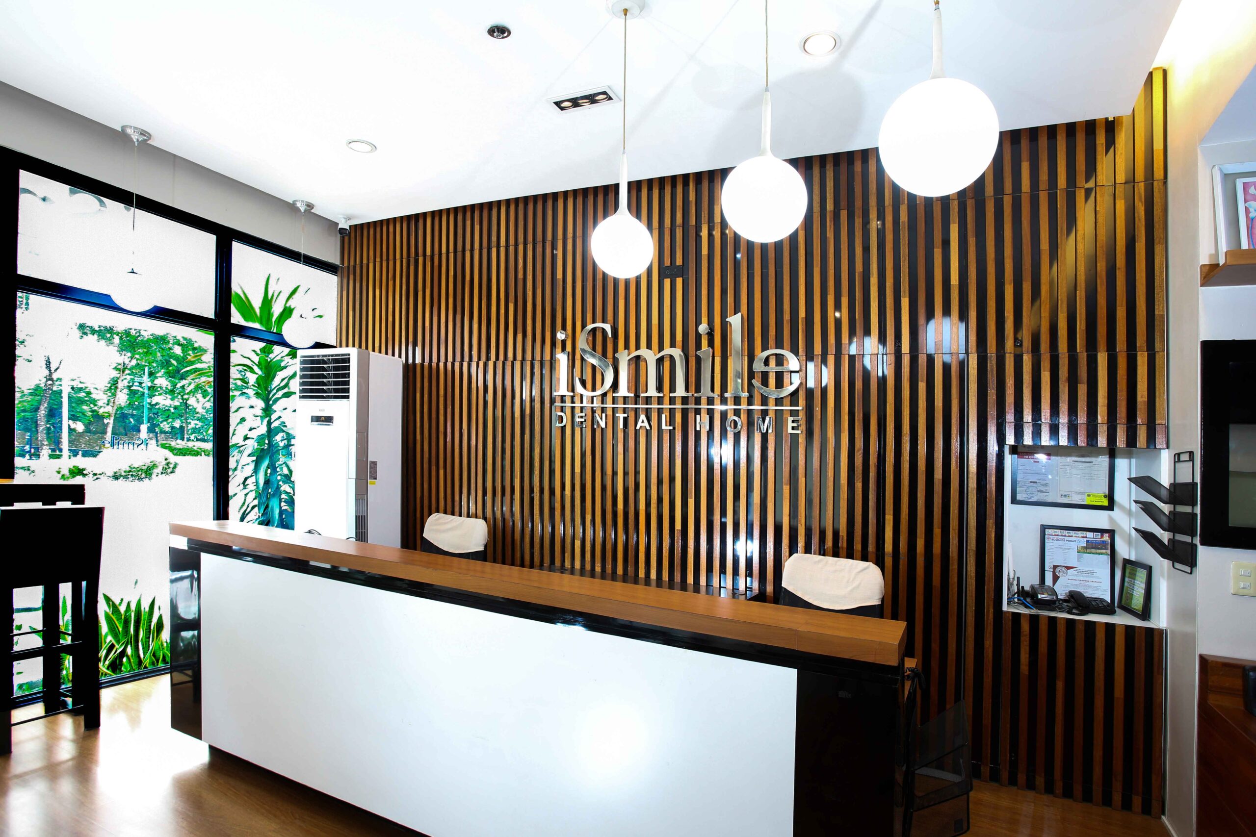 iSmile dental team collaborating